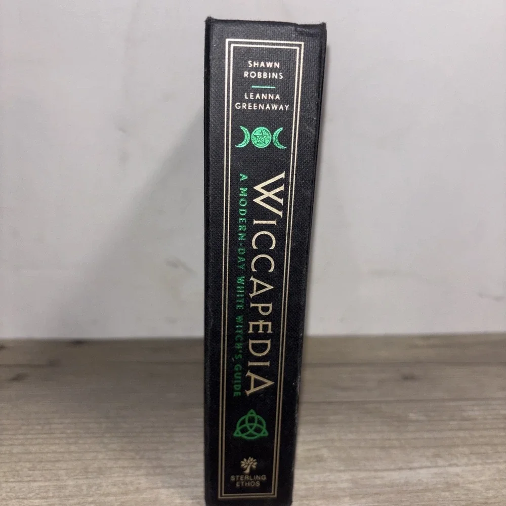 Wiccapedia: A Modern-Day White Witch's Guide (The Modern-Day Witch, 1) (Volu...